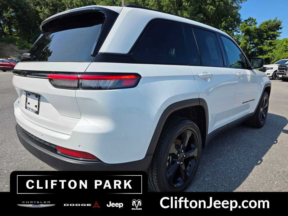 Used 2023 Jeep Grand Cherokee Laredo AWD/4WD image 4