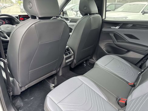 New 2026 Volkswagen Tiguan SE R-Line FWD image 7