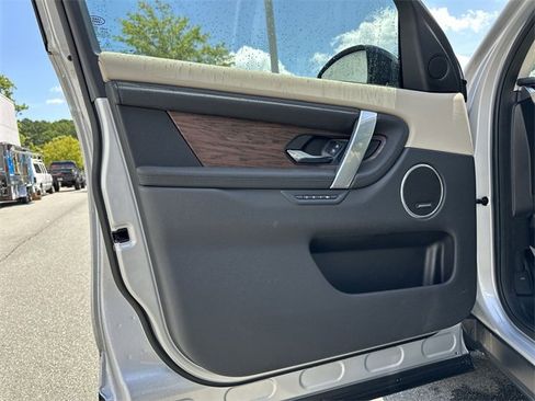 Used 2023 Land Rover Discovery Sport SE image 13