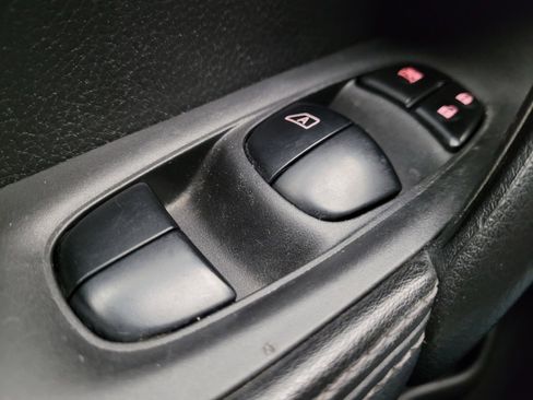 Used 2020 Nissan Rogue Sport S image 27