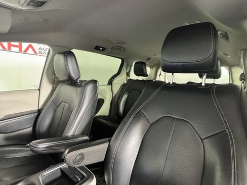 Used 2022 Chrysler Pacifica Touring-L w/ Uconnect Theater Family Group FWD image 14