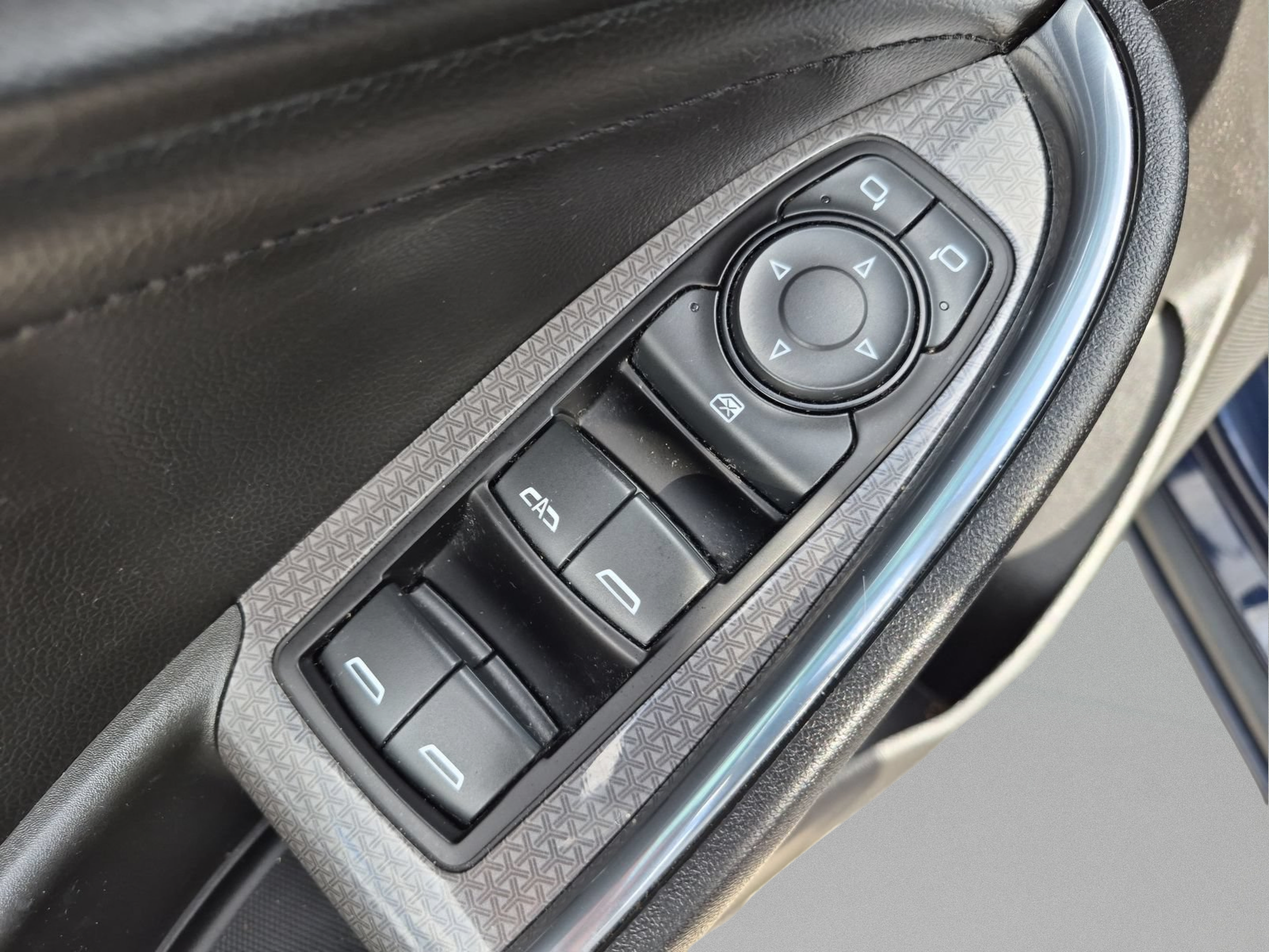 Used 2018 Chevrolet Malibu LT w/ Leather Package FWD image 16