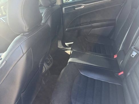Used 2017 Ford Fusion SE FWD image 18