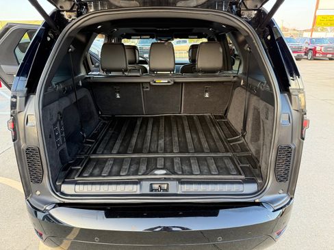 Used 2024 Land Rover Discovery Dynamic SE image 15
