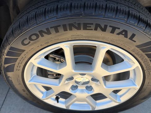 Used 2023 Jeep Renegade Latitude AWD/4WD image 9