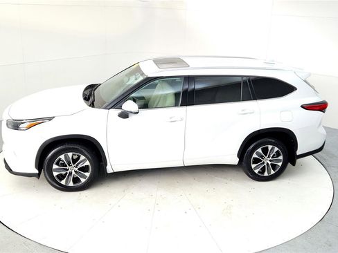 Used 2022 Toyota Highlander XLE image 14