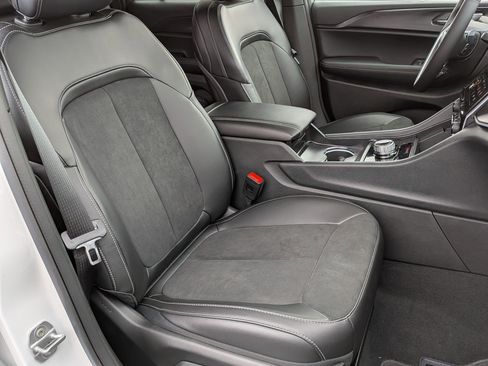 New 2025 Jeep Grand Cherokee Altitude image 35