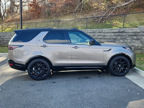 Certified 2024 Land Rover Discovery Dynamic SE image 11