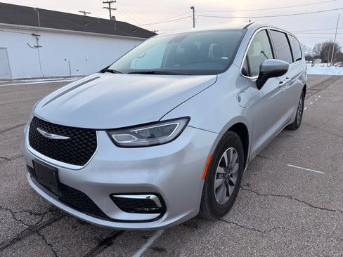 Used 2023 Chrysler Pacifica Touring-L image 14