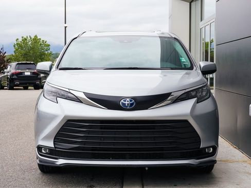 Used 2025 Toyota Sienna XLE FWD image 5
