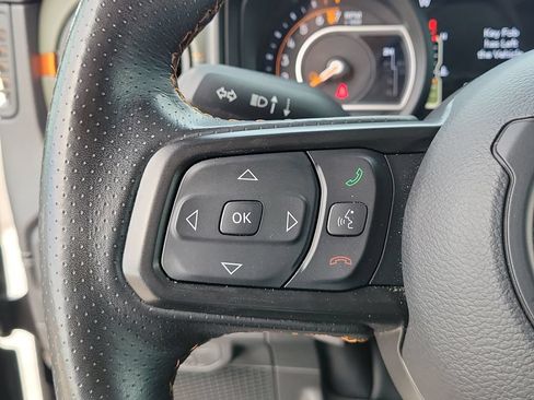 Used 2024 Jeep Gladiator Mojave AWD/4WD image 15