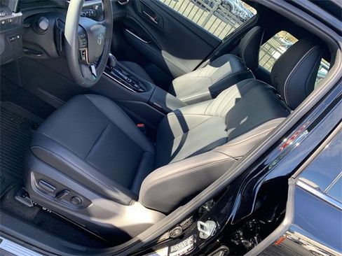 Used 2025 Toyota Crown Signia XLE image 18