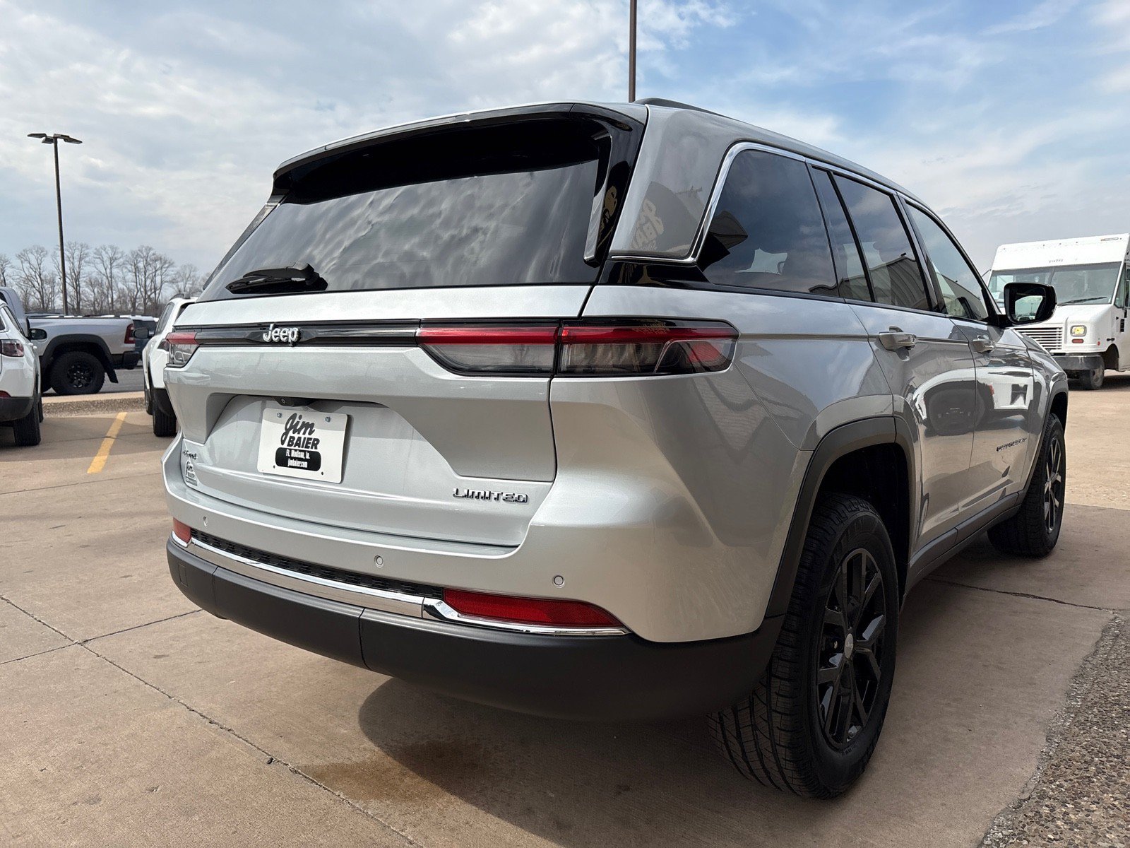 Used 2023 Jeep Grand Cherokee Limited AWD/4WD image 9