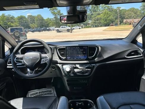 Certified 2025 Chrysler Pacifica Select FWD image 34