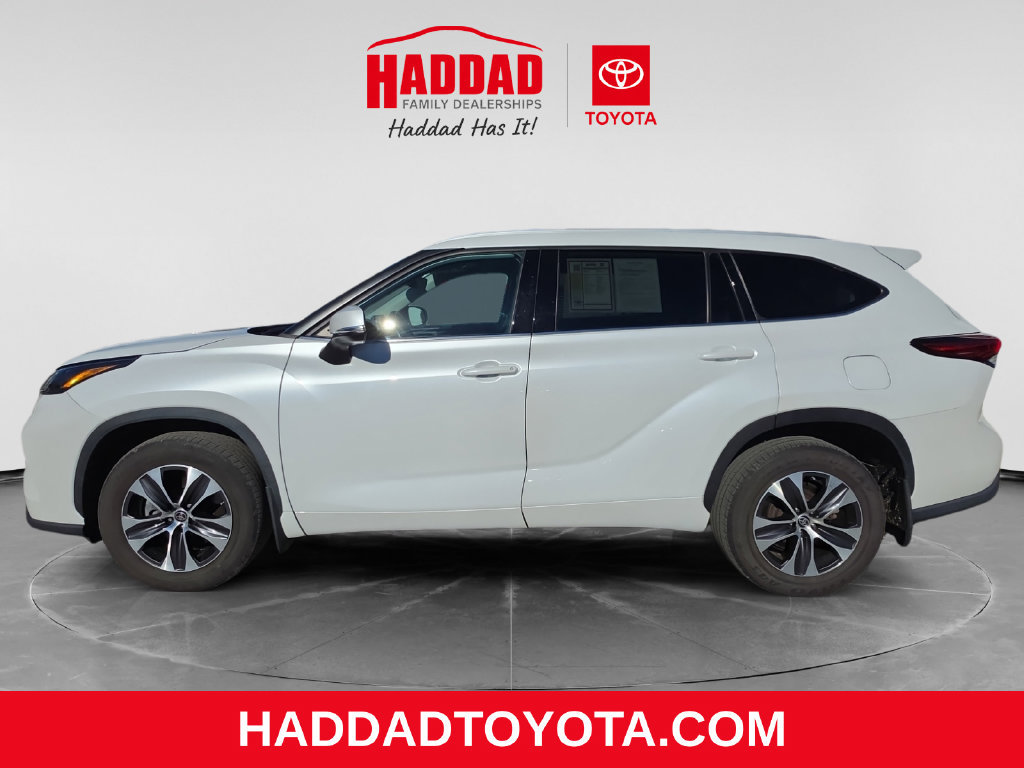 Used 2022 Toyota Highlander XLE AWD/4WD image 2