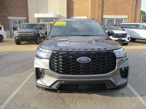 Used 2025 Ford Explorer ST-Line w/ ST-Line Street Pack AWD/4WD image 2