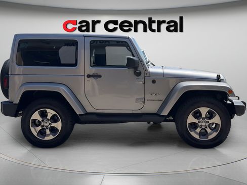 Used 2018 Jeep Wrangler Sahara w/ Connectivity Group AWD/4WD image 7