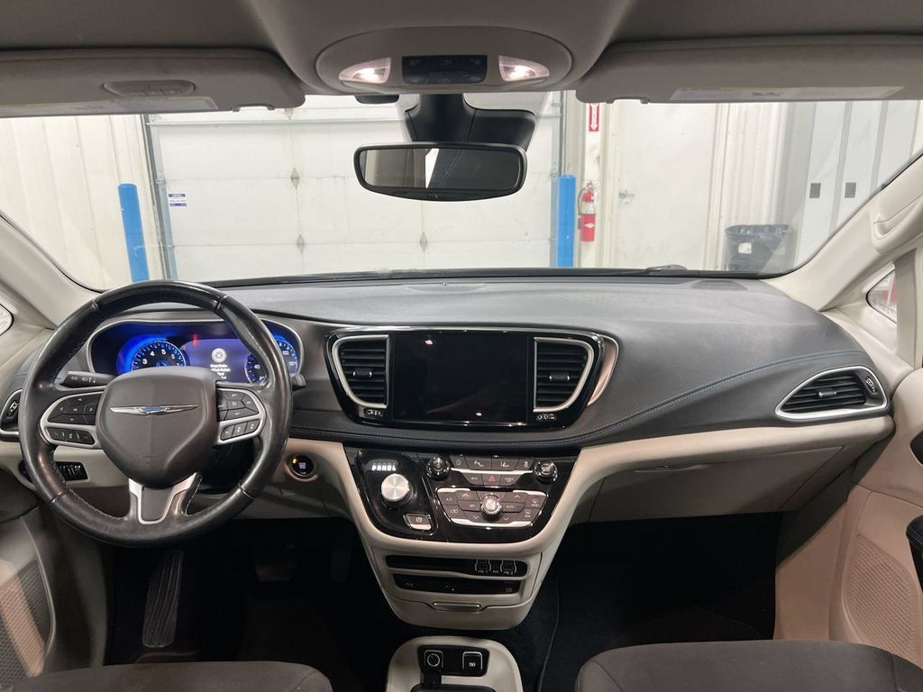 Used 2021 Chrysler Pacifica Touring w/ Uconnect Theater Family Group FWD image 10