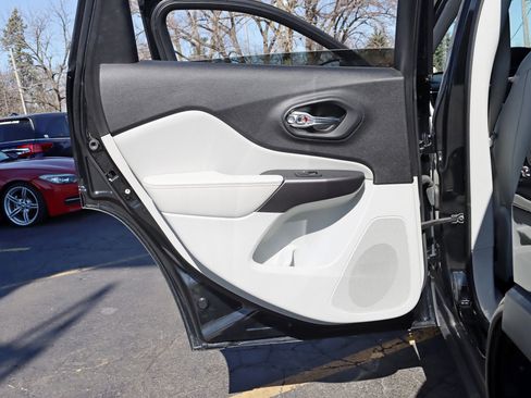 Used 2019 Jeep Cherokee Limited AWD/4WD image 34