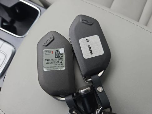 Certified 2025 Kia Telluride EX w/ EX Captain's Chair Package image 35