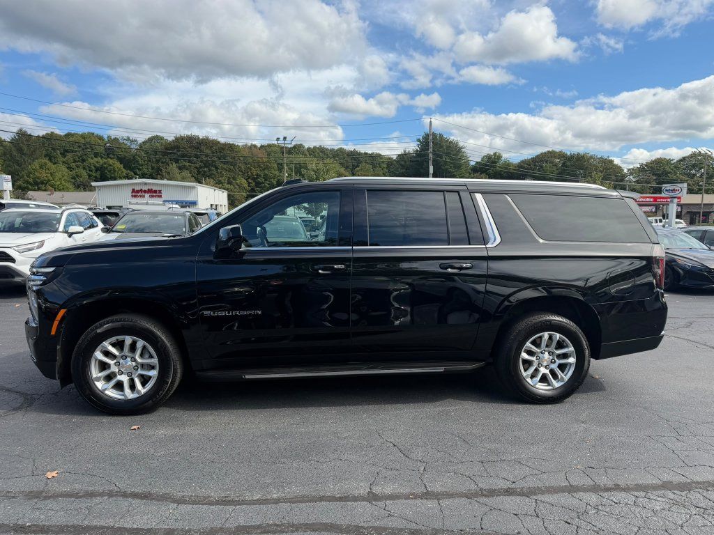 Used 2025 Chevrolet Suburban LT AWD/4WD image 2