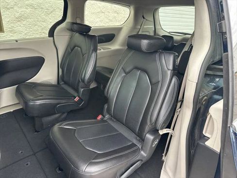 Certified 2023 Chrysler Pacifica Touring-L FWD image 7