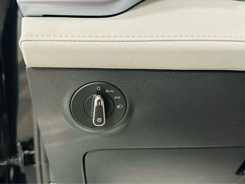 Certified 2025 Volkswagen Taos SE image 14