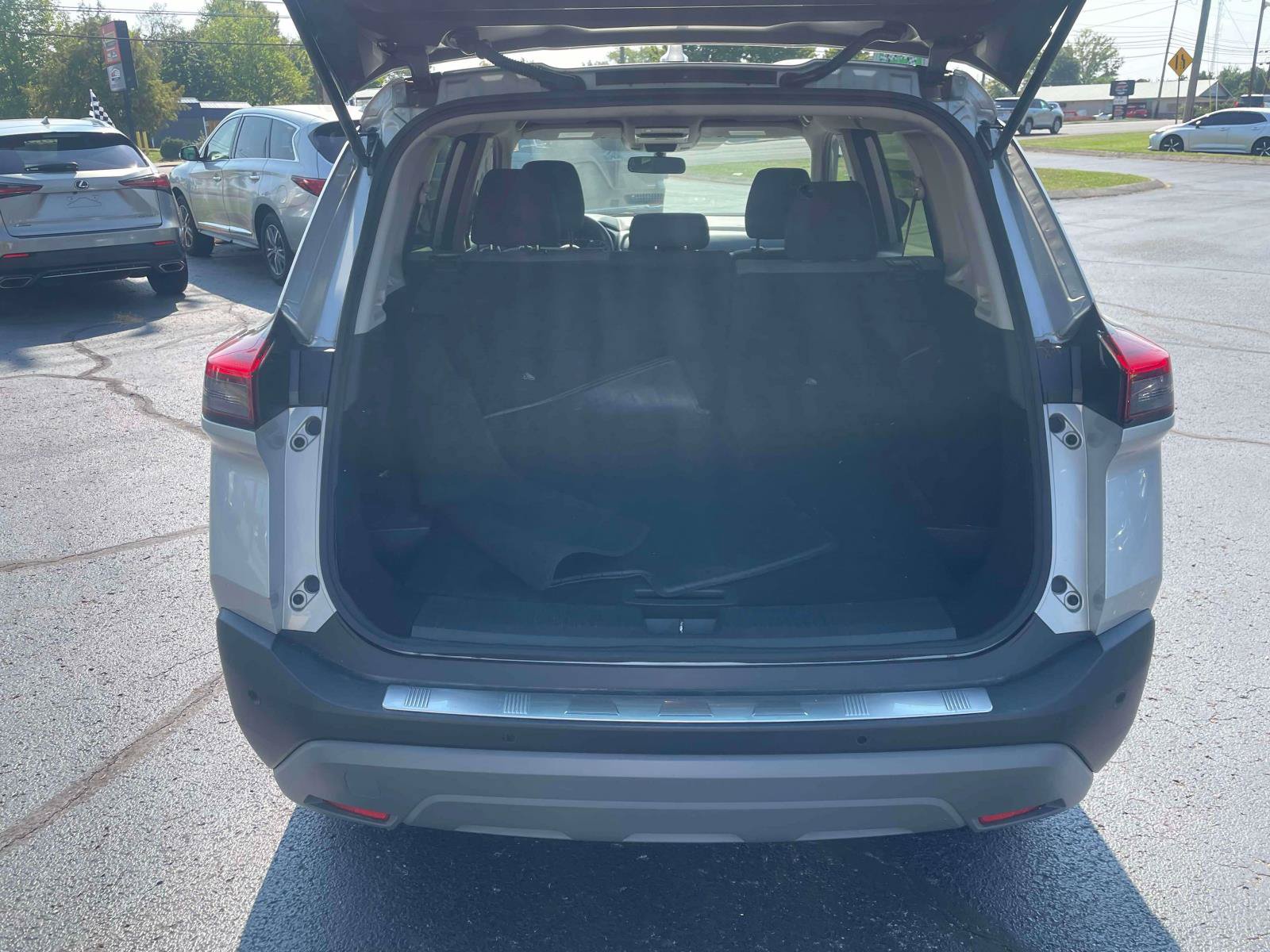 Used 2023 Nissan Rogue SV FWD image 7