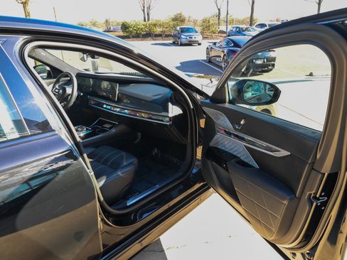 Used 2023 BMW 760i xDrive w/ Executive Package image 56