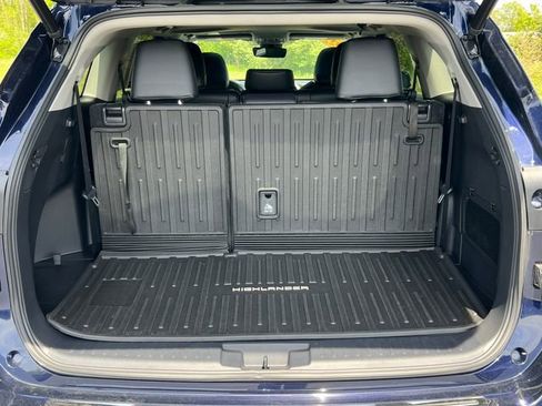 Used 2022 Toyota Highlander XLE AWD/4WD image 39