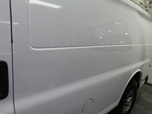 Used 2017 Chevrolet Express 2500 image 29