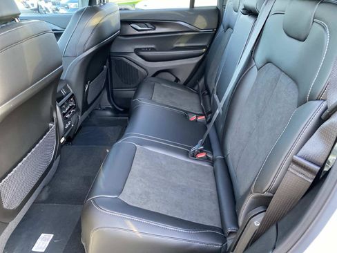 New 2025 Jeep Grand Cherokee Laredo image 7