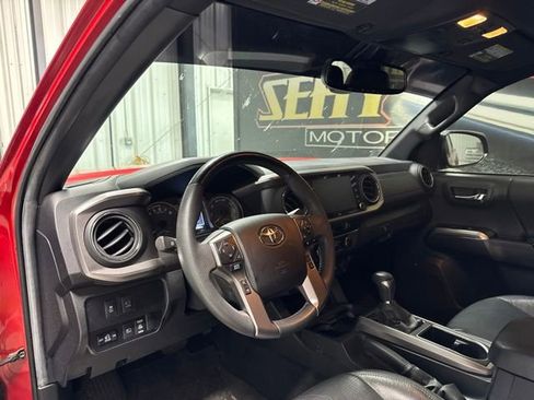 Used 2022 Toyota Tacoma Limited AWD/4WD image 5