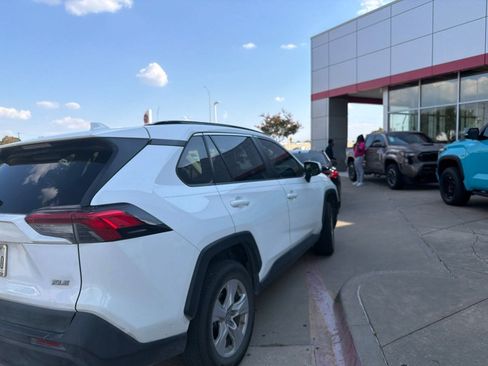 Used 2019 Toyota RAV4 XLE FWD image 5