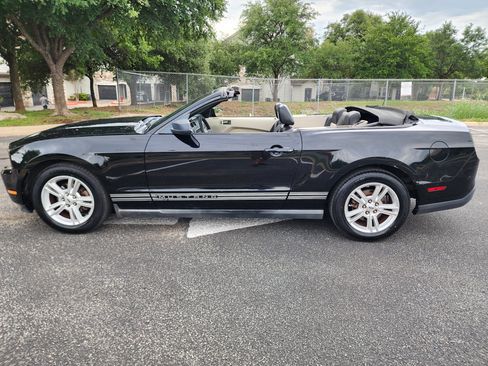 Used 2010 Ford Mustang Convertible RWD image 21
