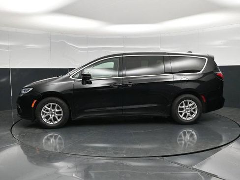 Used 2024 Chrysler Pacifica Touring-L FWD image 6