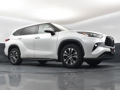 Used 2022 Toyota Highlander XLE image 9