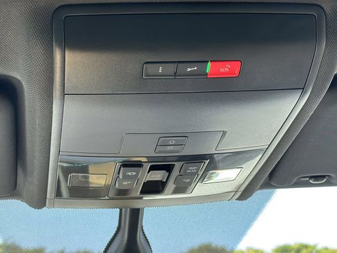 Used 2022 Volkswagen Atlas Cross Sport SE w/ Panoramic Sunroof Package image 28