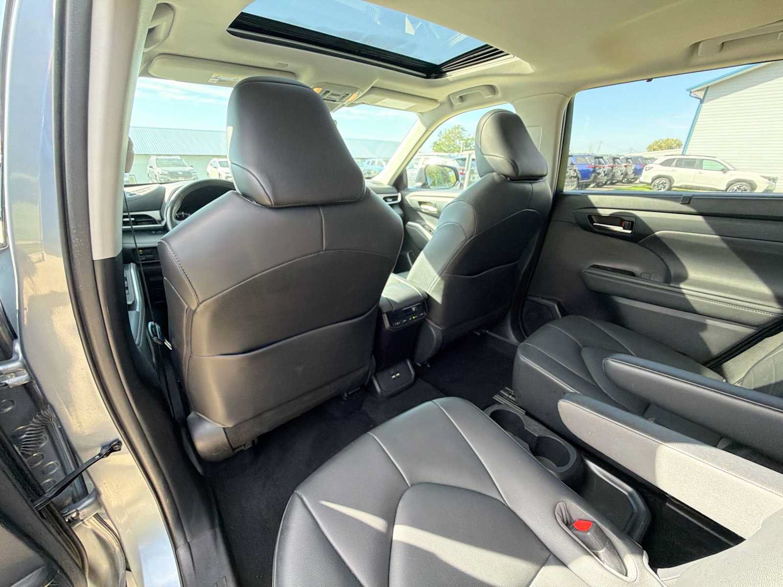 Used 2020 Toyota Highlander XLE AWD/4WD image 15