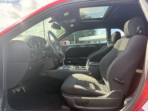 Used 2010 Dodge Challenger SE RWD image 10