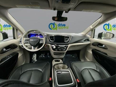 Used 2018 Chrysler Pacifica Limited FWD image 29
