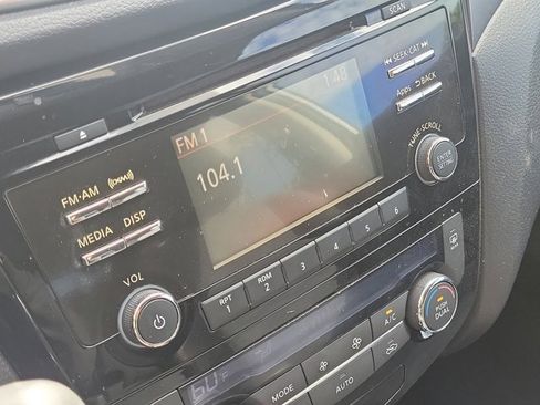 Used 2016 Nissan Rogue SV image 27