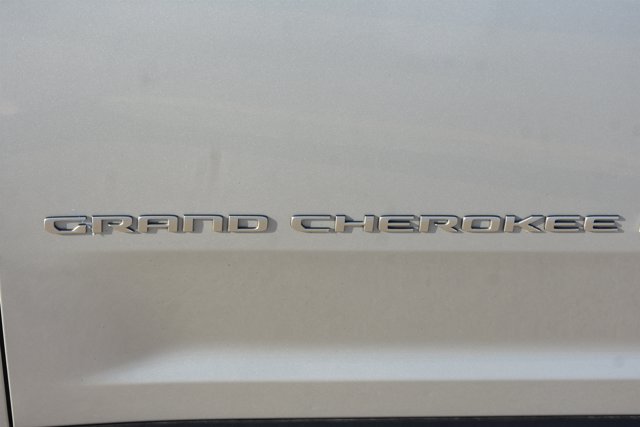 Used 2025 Jeep Grand Cherokee Laredo RWD image 11