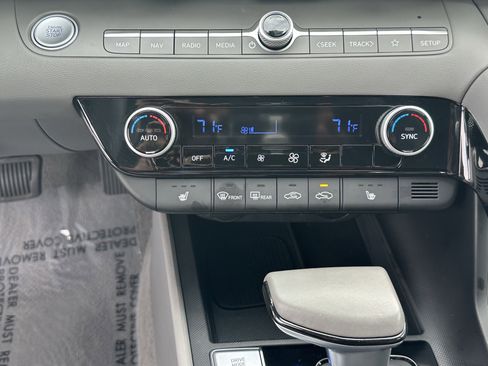 Used 2025 Hyundai Elantra SEL FWD image 29
