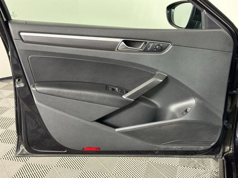 Used 2018 Volkswagen Passat 2.0T R-Line w/ R-Line Lighting Package image 33