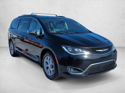 Used 2020 Chrysler Pacifica Limited image 3