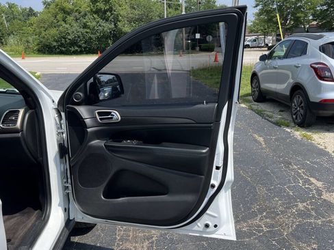 Used 2016 Jeep Grand Cherokee Laredo image 32