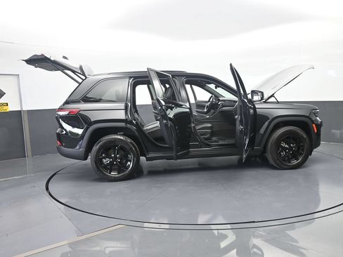 Used 2025 Jeep Grand Cherokee Altitude RWD image 74