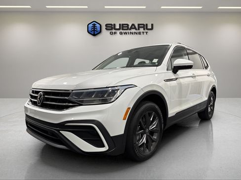Used 2023 Volkswagen Tiguan SE w/ Panoramic Sunroof Package FWD image 1