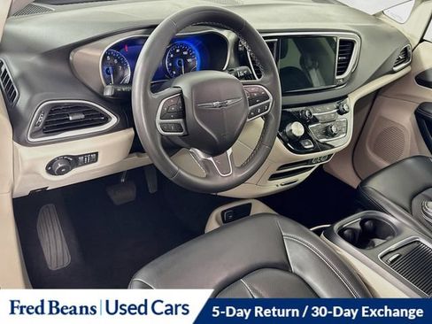 Used 2023 Chrysler Pacifica Touring-L FWD image 13